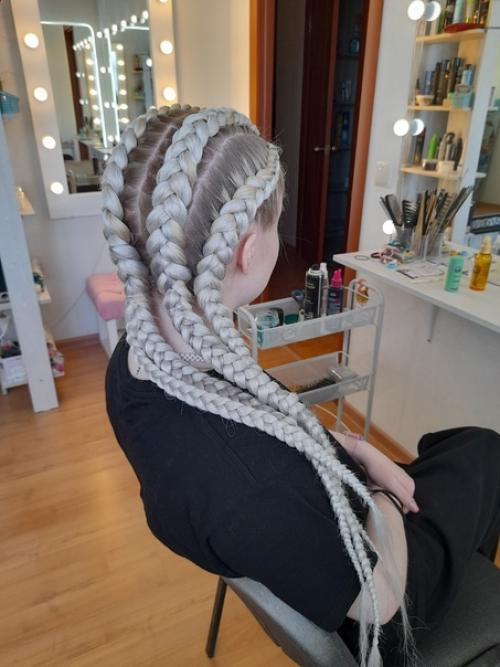 Вот наглядный пример того, что на густые волосы все же лучше взять 2 пачки канекалона. 02