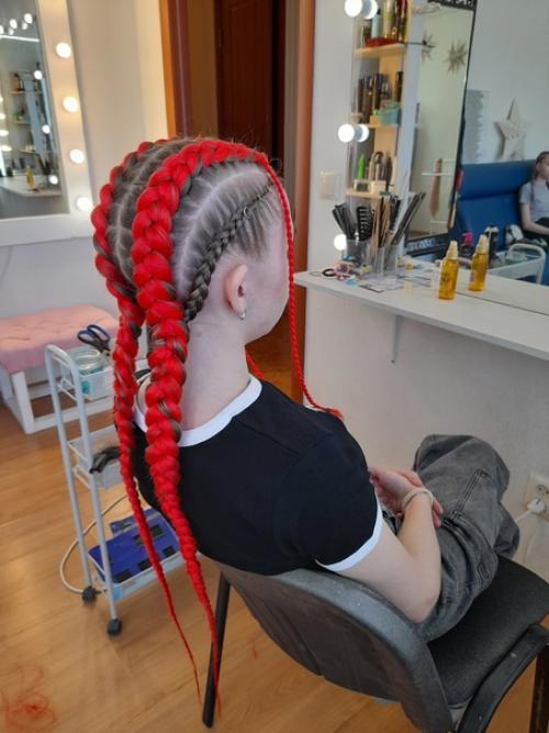 Вот наглядный пример того, что на густые волосы все же лучше взять 2 пачки канекалона. 07