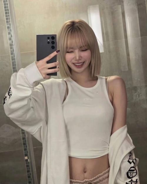 130424: о, у Ким чэвон из Lesserafim теперь короткая стрижка и блонд? 05