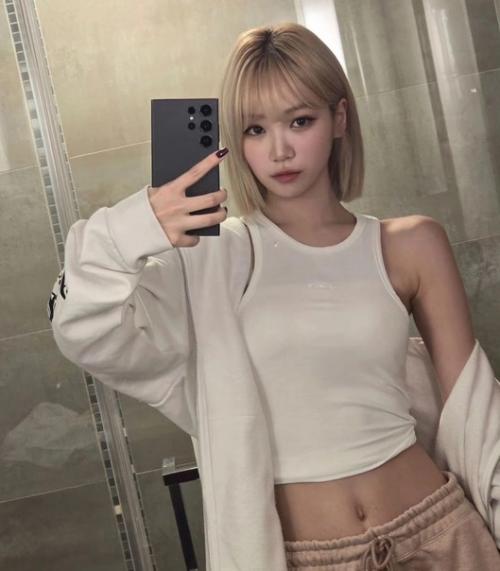 130424: о, у Ким чэвон из Lesserafim теперь короткая стрижка и блонд? 03