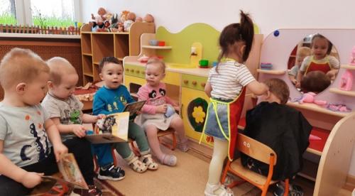 Парикмахер приносит радость людям: оформляет красивые прически, делает модные стрижки, красит волосы, заплетает косы. 02