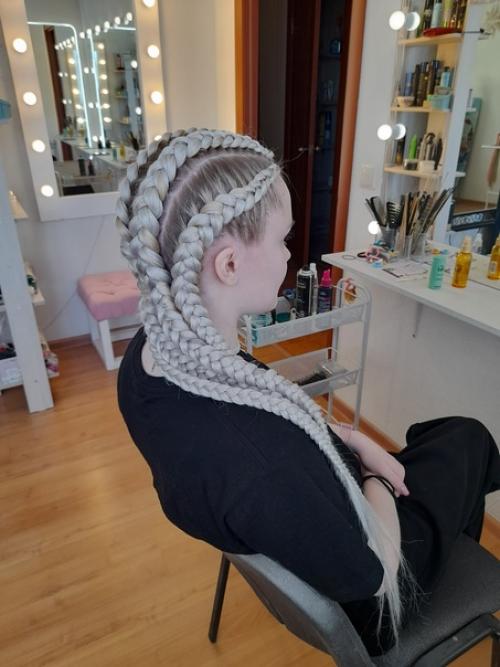 Вот наглядный пример того, что на густые волосы все же лучше взять 2 пачки канекалона. 03