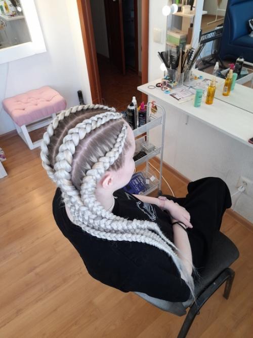 Вот наглядный пример того, что на густые волосы все же лучше взять 2 пачки канекалона. 04