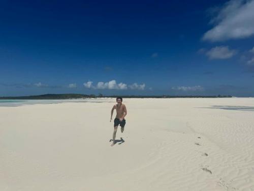 Кайли дженнер и Тимоти шаламе поделились фотографиями с отдыха. 04