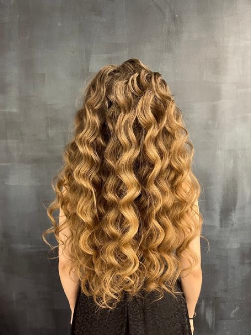 И снова наглядный пример того, что из любых волос возможно сделать локоны, которые продержатся больше получаса. 01