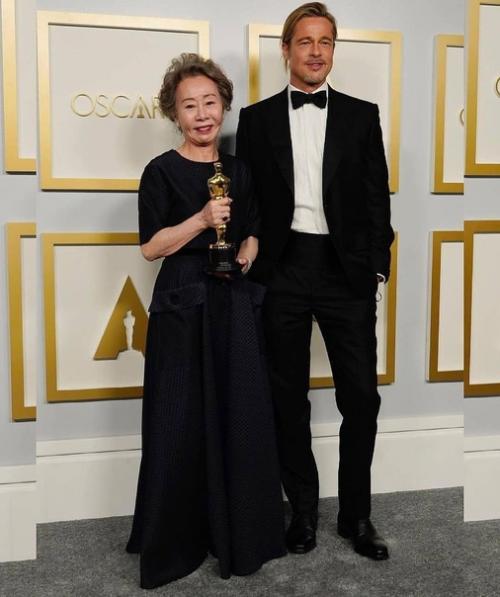 57-Летний Брэд питт восхитил поклонников своим внешним Видом на Оскаре. 03