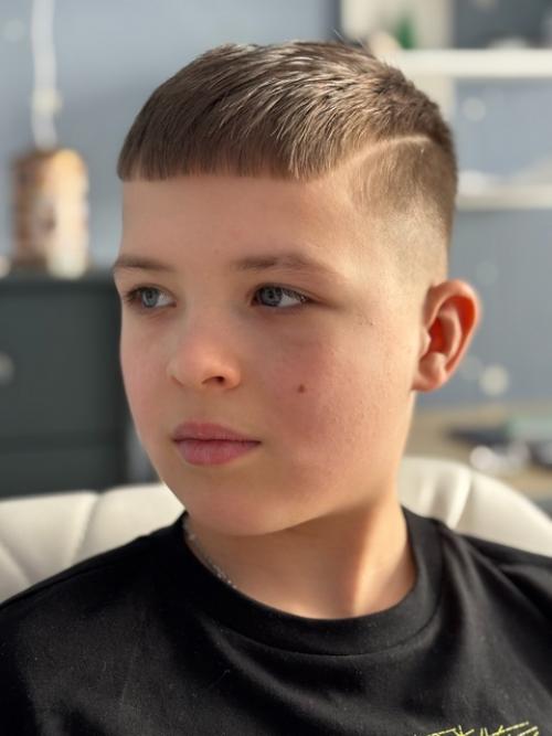 Славий постригся в салоне у папочки модно - молодежно. 01