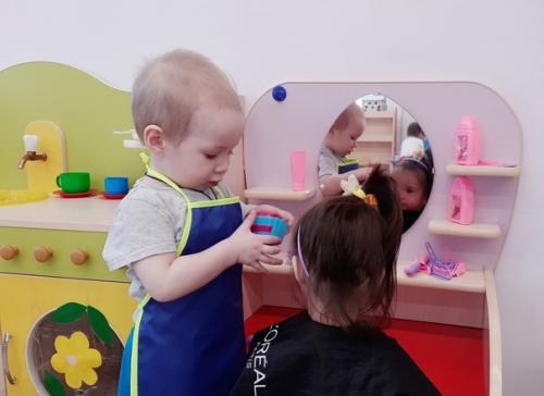 Парикмахер приносит радость людям: оформляет красивые прически, делает модные стрижки, красит волосы, заплетает косы. 01