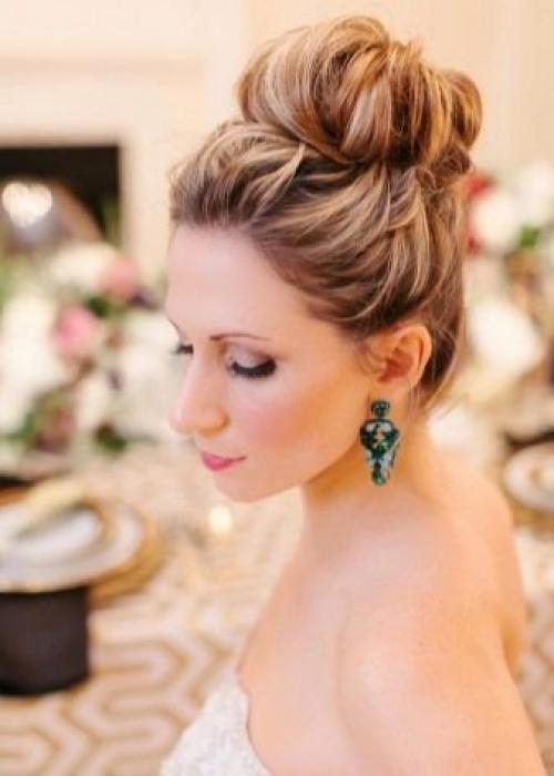 В качестве разнообразия стилисты предлагают исполнять на волосах средней длины прически с завышенным пучком. 01