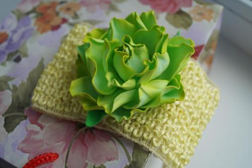 Часто бывает трудно подобрать аксессуар в прическу для самых маленьких принцесс. 04