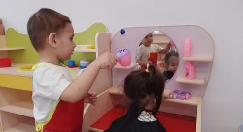 Парикмахер приносит радость людям: оформляет красивые прически, делает модные стрижки, красит волосы, заплетает косы. 04