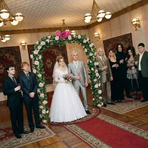 В сети сделали лучший нейрослоп с героями Гарри Поттера, которые сыграли всратую провинциальную свадьбу. 01