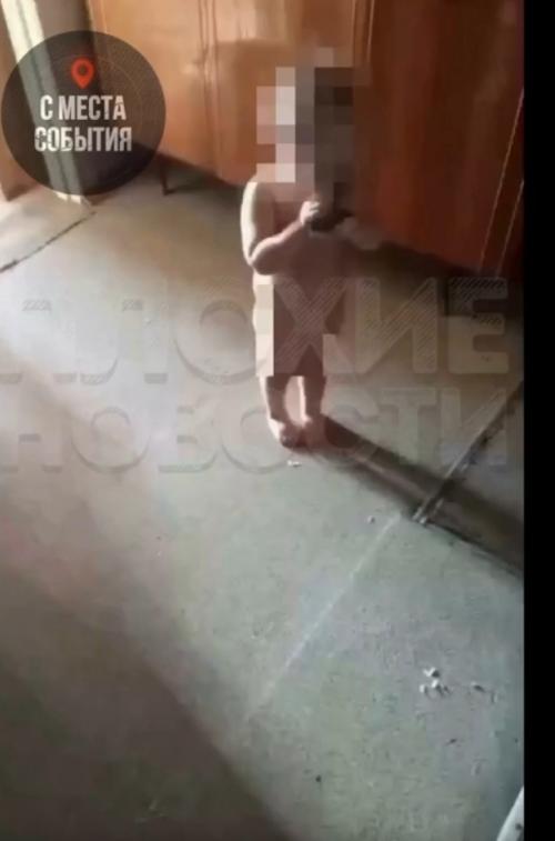 Плачущих раздетых малышей нашли в омском доме с антисанитарными условиями и пустым холодильником. 01