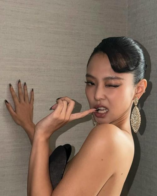 280426: обновление соцсетей Дженни.

