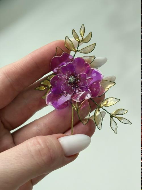 На фото вы видите великолепный аксессуар - это может быть как шпилька, так и брошь, в зависимости от вашего выбора и предпочтений! 
