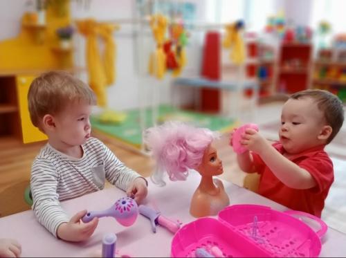 Парикмахер приносит радость людям: оформляет красивые прически, делает модные стрижки, красит волосы, заплетает косы. 03