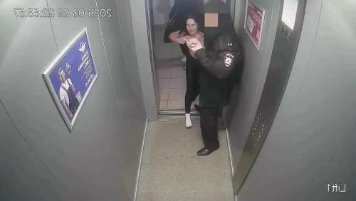 В Твери полицейские девушку из-за нарушения закона тишины задержали. 01