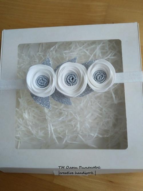 Часто бывает трудно подобрать аксессуар в прическу для самых маленьких принцесс. 01