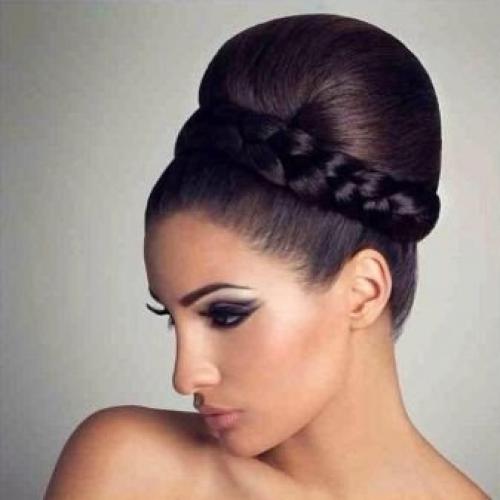 Довольно ярко и эффектно выглядят высокие укладки, в основе которых лежит французская коса, уложенная по всей окружности головы. 01