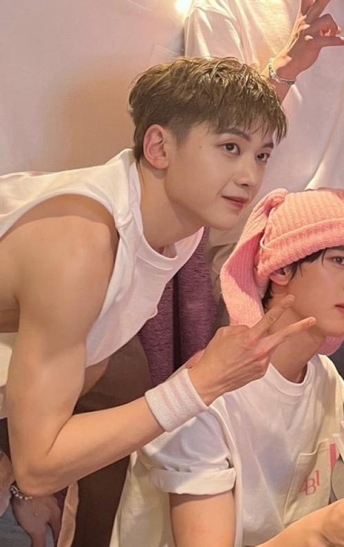 160424: Мэттью такой красивый, и поскольку у него короткие волосы, мы можем видеть его черты еще лучше. 01