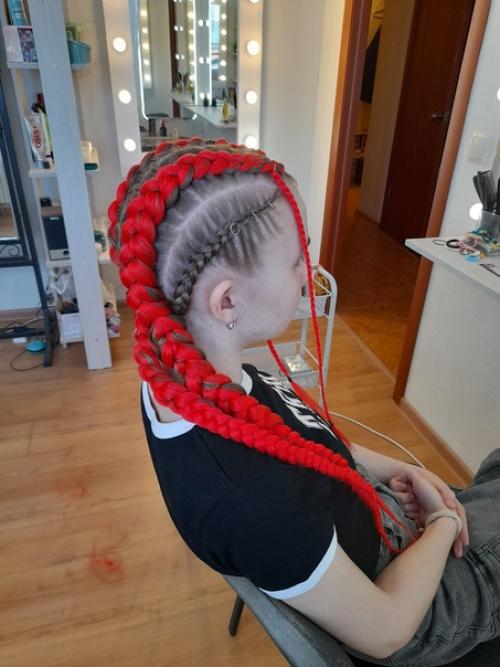 Вот наглядный пример того, что на густые волосы все же лучше взять 2 пачки канекалона. 05