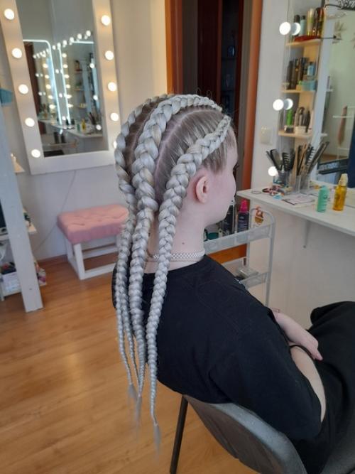 Вот наглядный пример того, что на густые волосы все же лучше взять 2 пачки канекалона. 01