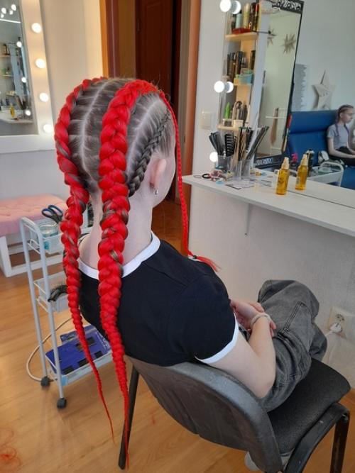 Вот наглядный пример того, что на густые волосы все же лучше взять 2 пачки канекалона. 08