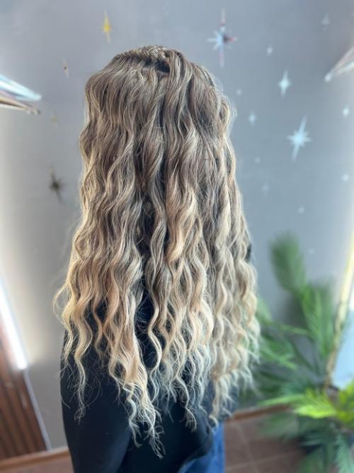 Этот шикарный водопад стремительно свои обороты набирает. 02