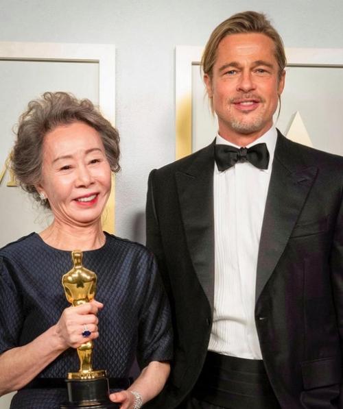 57-Летний Брэд питт восхитил поклонников своим внешним Видом на Оскаре. 05