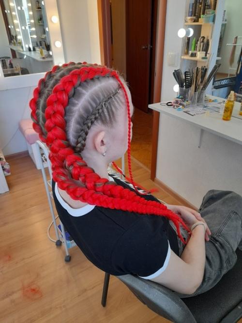 Вот наглядный пример того, что на густые волосы все же лучше взять 2 пачки канекалона. 06