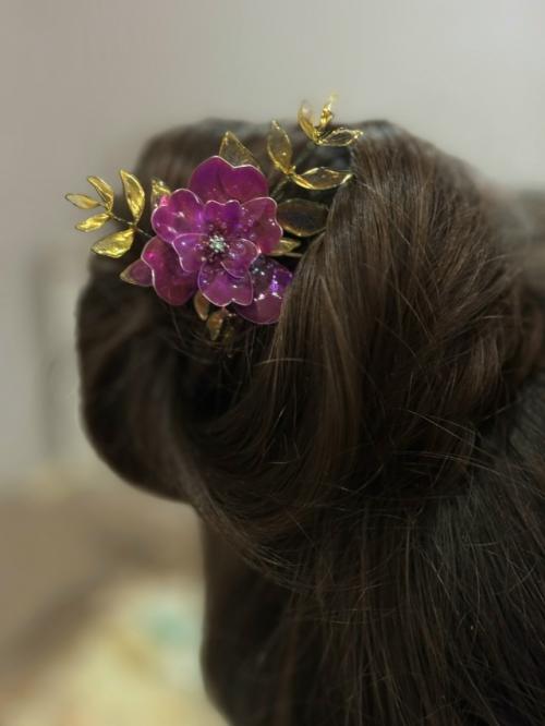 На фото вы видите великолепный аксессуар - это может быть как шпилька, так и брошь, в зависимости от вашего выбора и предпочтений! 01