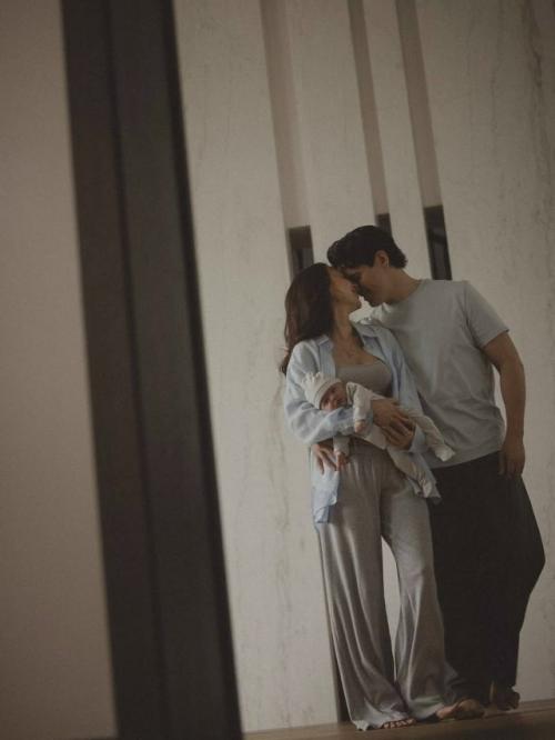 Ранее неизданная фотосессия лерчек со своим избранником и маленьким сыном. 01