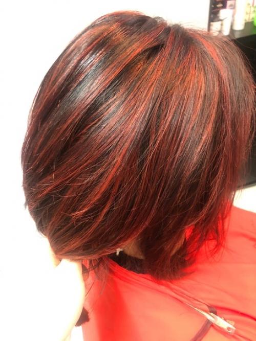 Красное мелирование. Разнообразить насыщенный черный цвет волос можно мелким мелированием красного цвета. 06 Красное мелирование. Разнообразить насыщенный черный цвет волос можно мелким мелированием красного цвета. 06