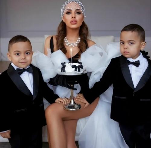 Я не Разочаровываю Тебя, моя Жизнь: Юлия Ефременкова в день 39-летия показала трогательные фото с сыновьями - близнецами от монтезира. 01