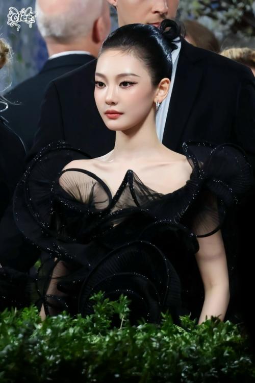 Невероятный наряд ниннин на Met Gala 2026.

