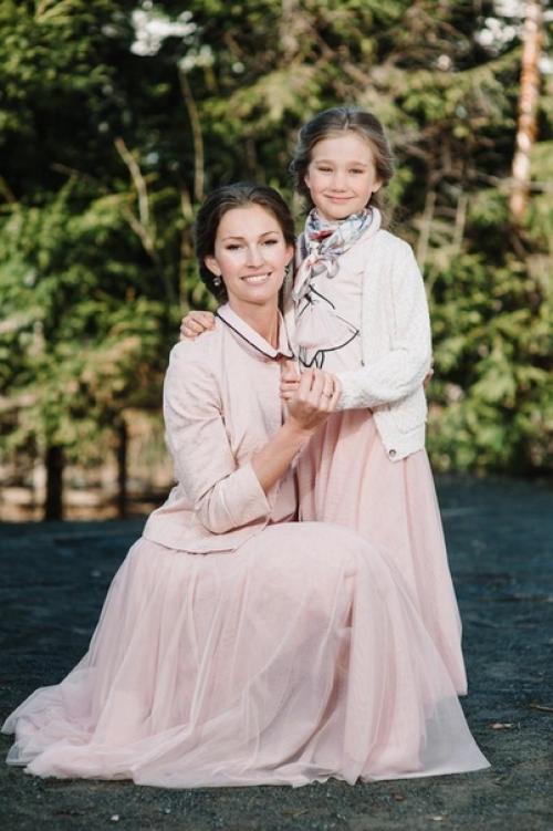 В этом году дети остались без выпускных, и я не сделала ни одной причёски для милых барышень. 03