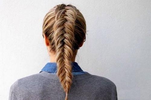 Обратная коса. Расчешите волосы и взбрызгните их водой или кремом для плетения. 02