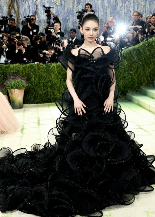 Невероятный наряд ниннин на Met Gala 2026. 01