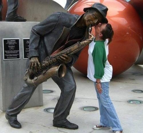 На самом деле в путешествиях с памятниками нужно фотографироваться именно так! 02