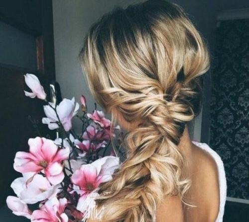 Сложные прически. Лишь в том случае, если вы хотите создать нечто неординарное и сложное, то именно 2021 год позволит вам это сделать. 05