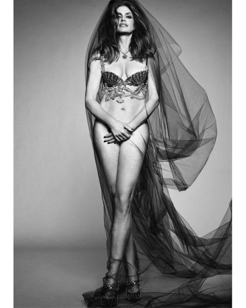 55-Летняя синди Кроуфорд в откровенной фотосессии для журнала Vogue. 01