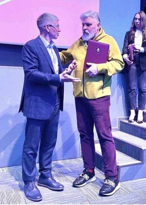 Молодиться!  Муж ларисы гузеевой седую бороду отпустил. 01