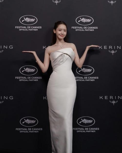 Посмотрите на разницу платьев Yoona (Snsd) в первый и во второй день каннского кинофестиваля. 04