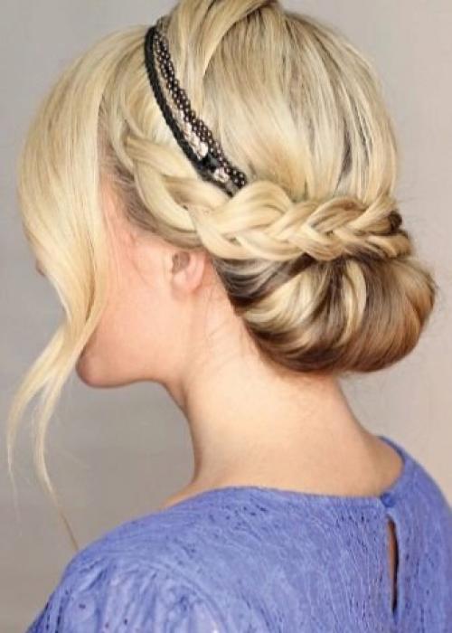 Современная мода готова предложить обладательницам средней длины волос необыкновенный вариант укладки в античном стиле. 01