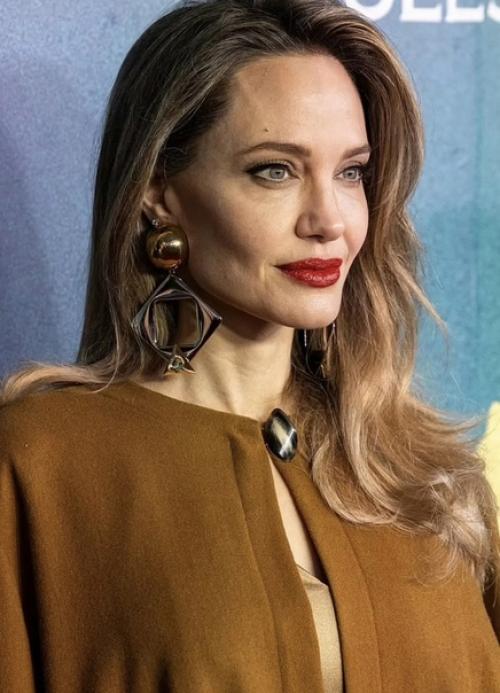 Анджелина джоли вышла в свет с 15-летней дочерью Вивьен. 01