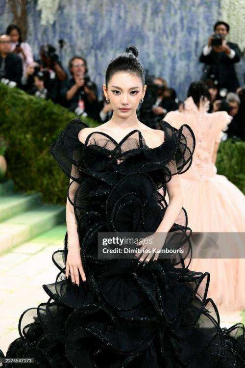 Невероятный наряд ниннин на Met Gala 2026. 02