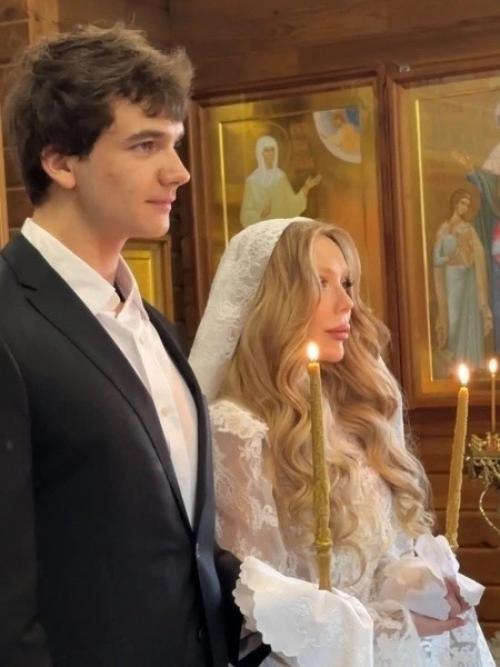 33-Летняя Карина кросс с 21-летним возлюбленным хоккеистом обвенчалась. 03