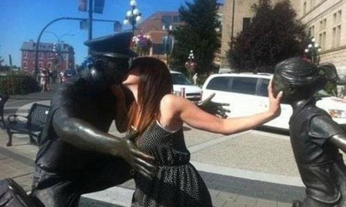 На самом деле в путешествиях с памятниками нужно фотографироваться именно так! 01