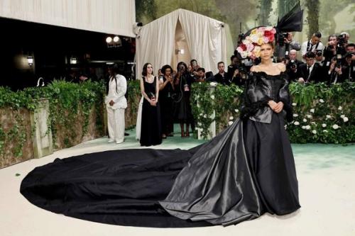Мы рассматриваем теперь более детально некоторые образы Met Gala. 03