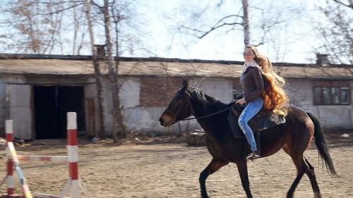 The Daily Mail написала о Живой Рапунцель из россии. 02